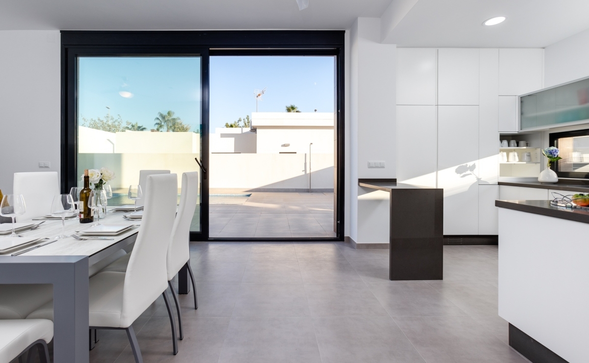 Durch Ihre Terrassentüre gelangen Sie auf Ihren geschlossenen Innenhof