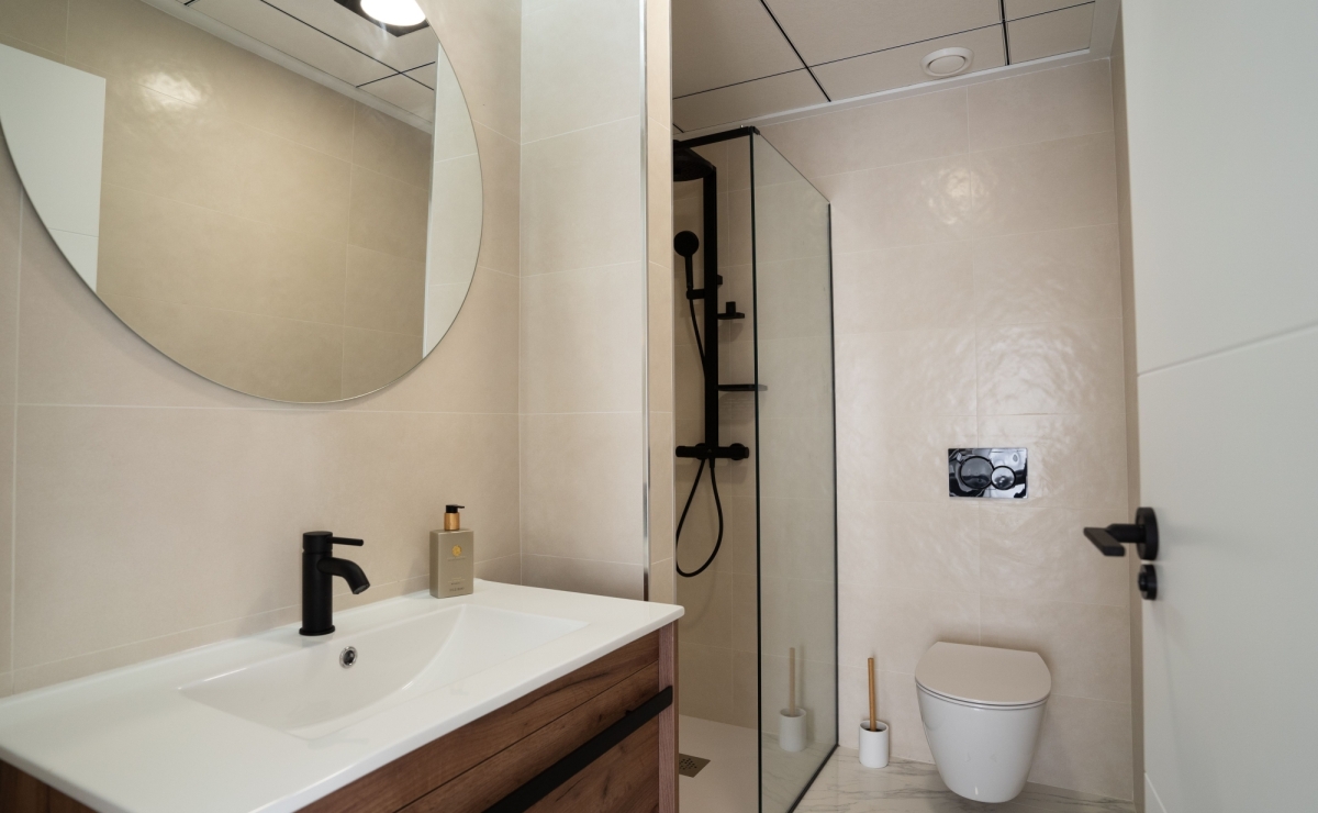 Badezimmer mit Duschbad und WC