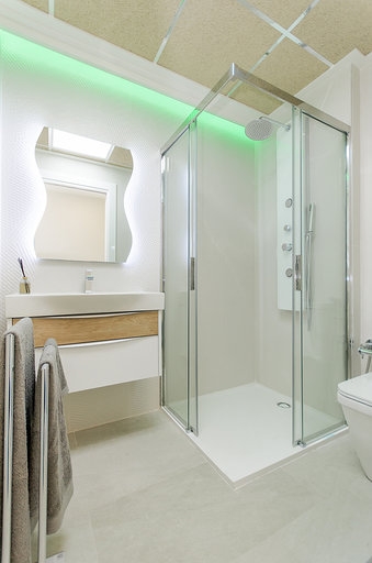 Wunderbare Beleuchtung in dein neues Badezimmer Kontaktieren Sie uns für mehr Informationen zu den besten Angeboten an der Costa Blanca