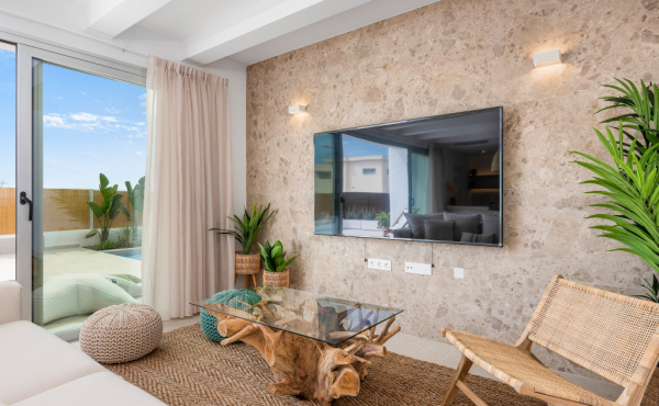 Durch das große Schiebefenster verlegen Sie Ihr Wohnzimmer nach Draußen