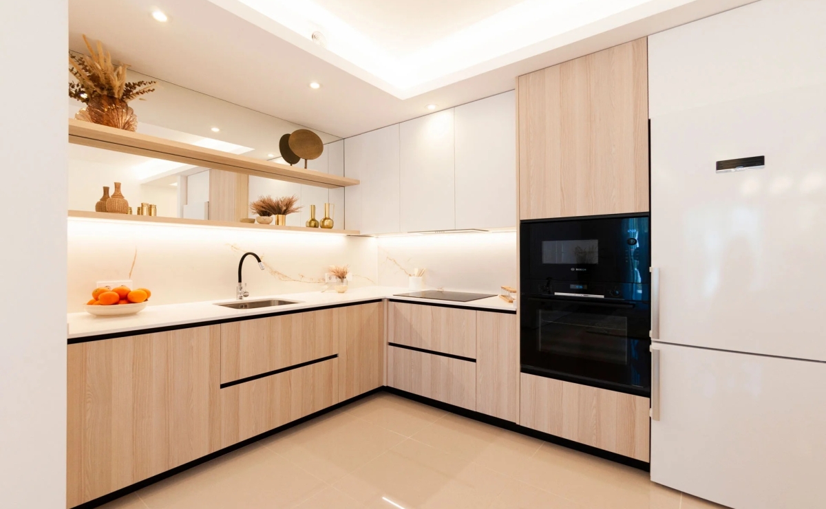 Ansicht des offenen Esszimmers mit Blick auf die moderne Küche in einem Ferienhaus zum Kauf in Spanien Helles ger