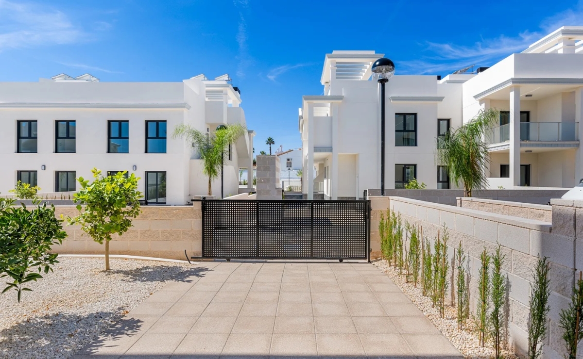 Parken Sie Ihren PKW auf Ihr Grundstück Immobilien in Spanien bestcostahome.de  in Torrevieja Alicante Murcia