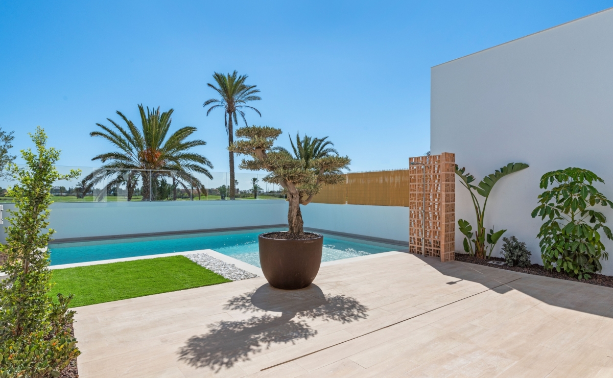 Garten und Poolansicht mit blaues Wasser und Bei Abschluss eines Kaufvertrages wird niemals Provision fällig Garten und Poolansicht mit blaues Wasser und Bei Abschluss eines Kaufvertrages wird niemals Provision fällig